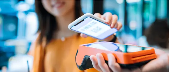 スマートフォンでキャッシュレス決済をする様子