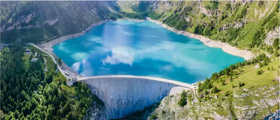 山間部のダムと貯水湖の空撮写真