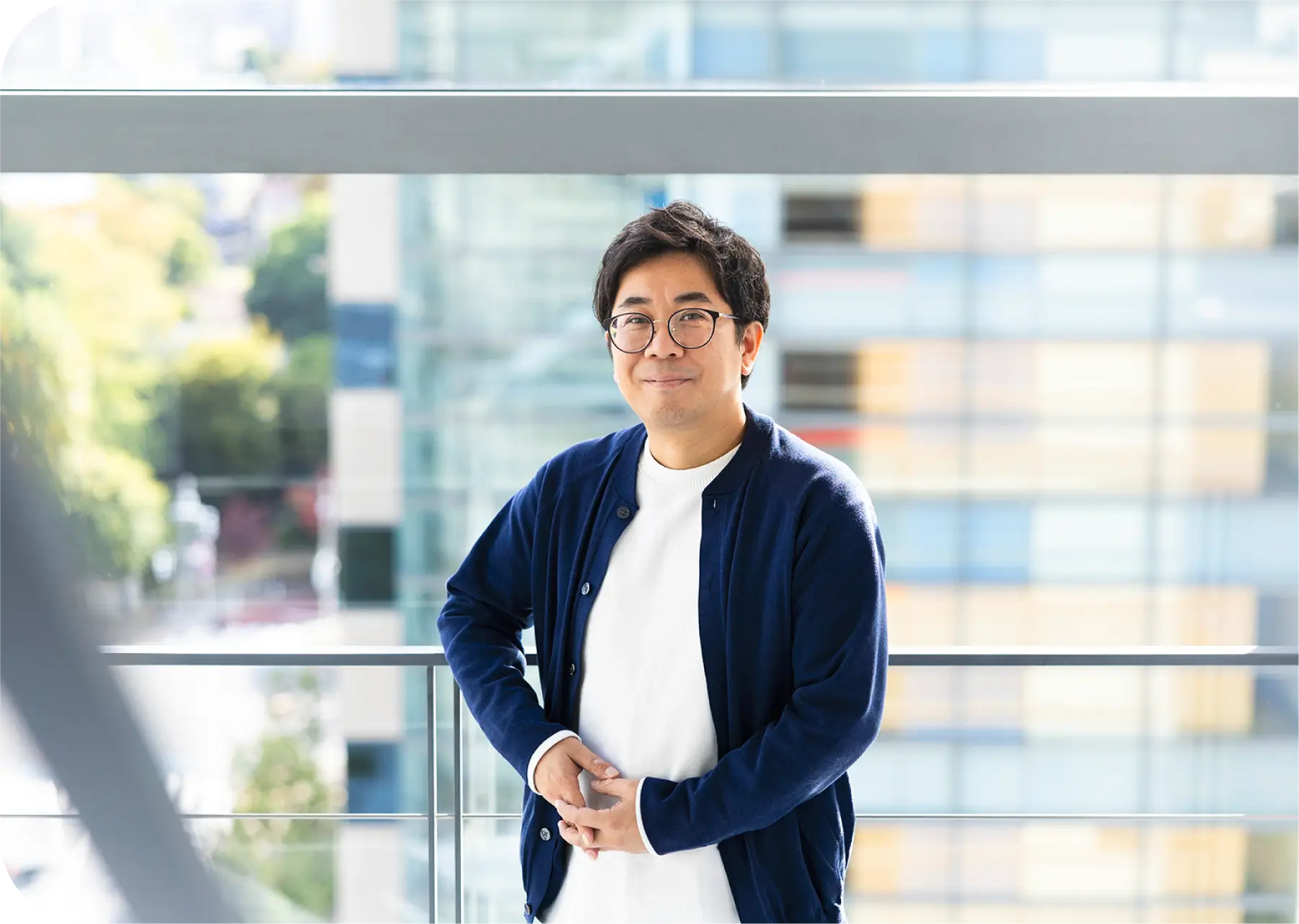 ガラス窓の前に立つT.Hのポートレート