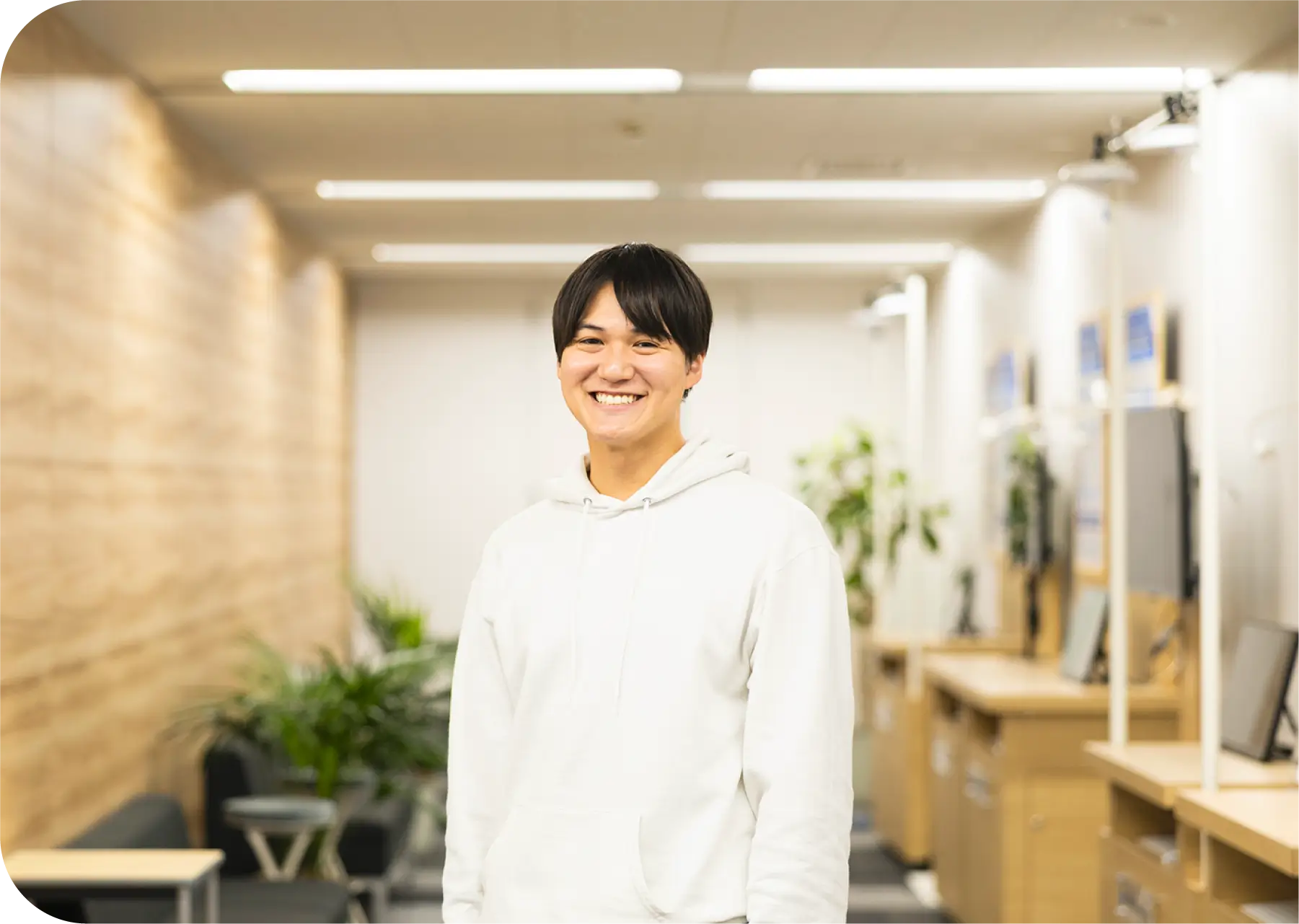 オフィスで笑顔のK.Yのポートレート