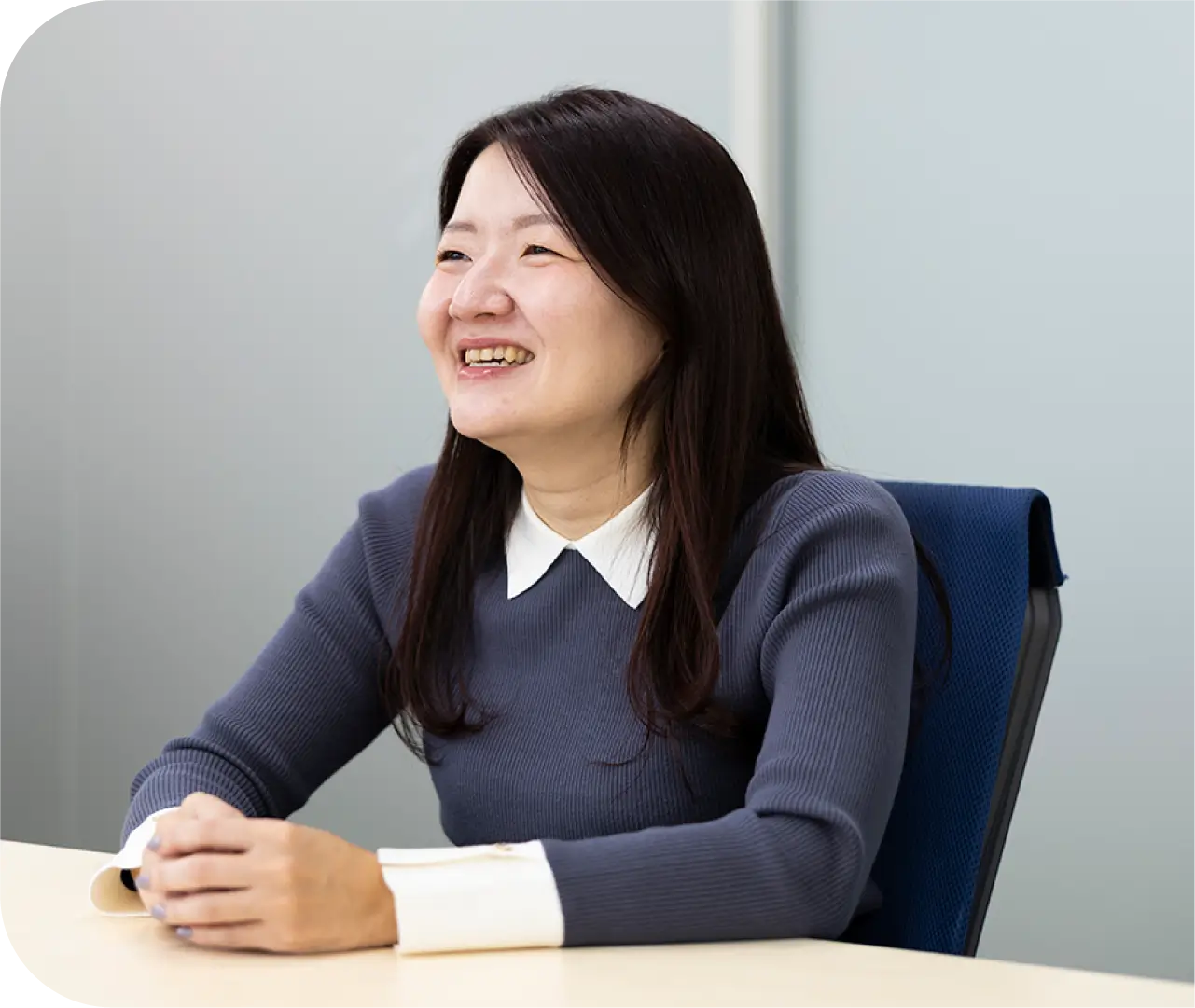 笑顔でインタビューに応えるH.K