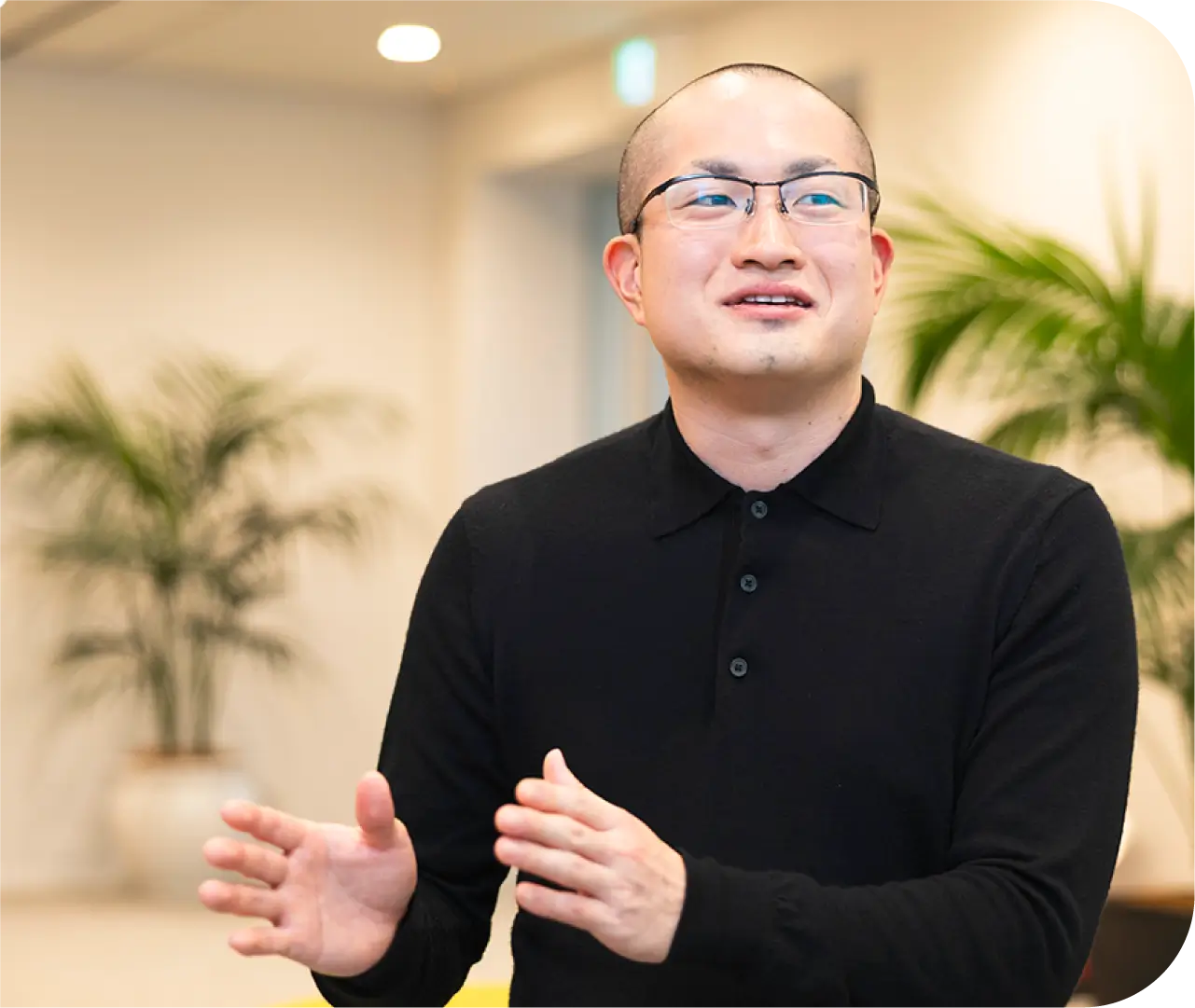 身振りを交えて仕事について語るT.Y