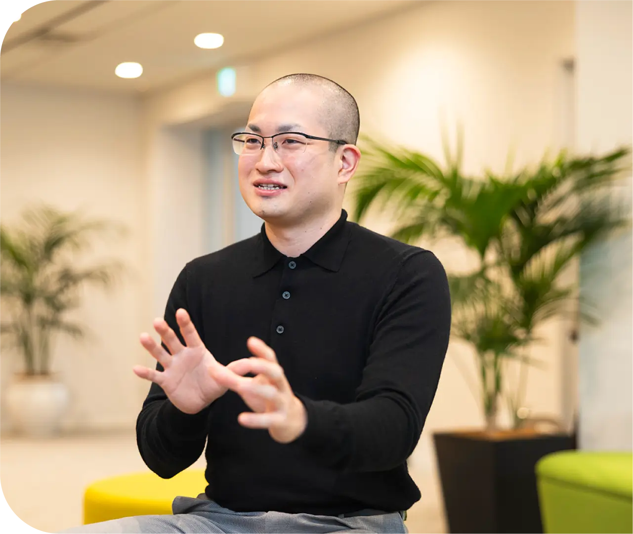 ラウンジスペースで手を動かしながら語るT.Y