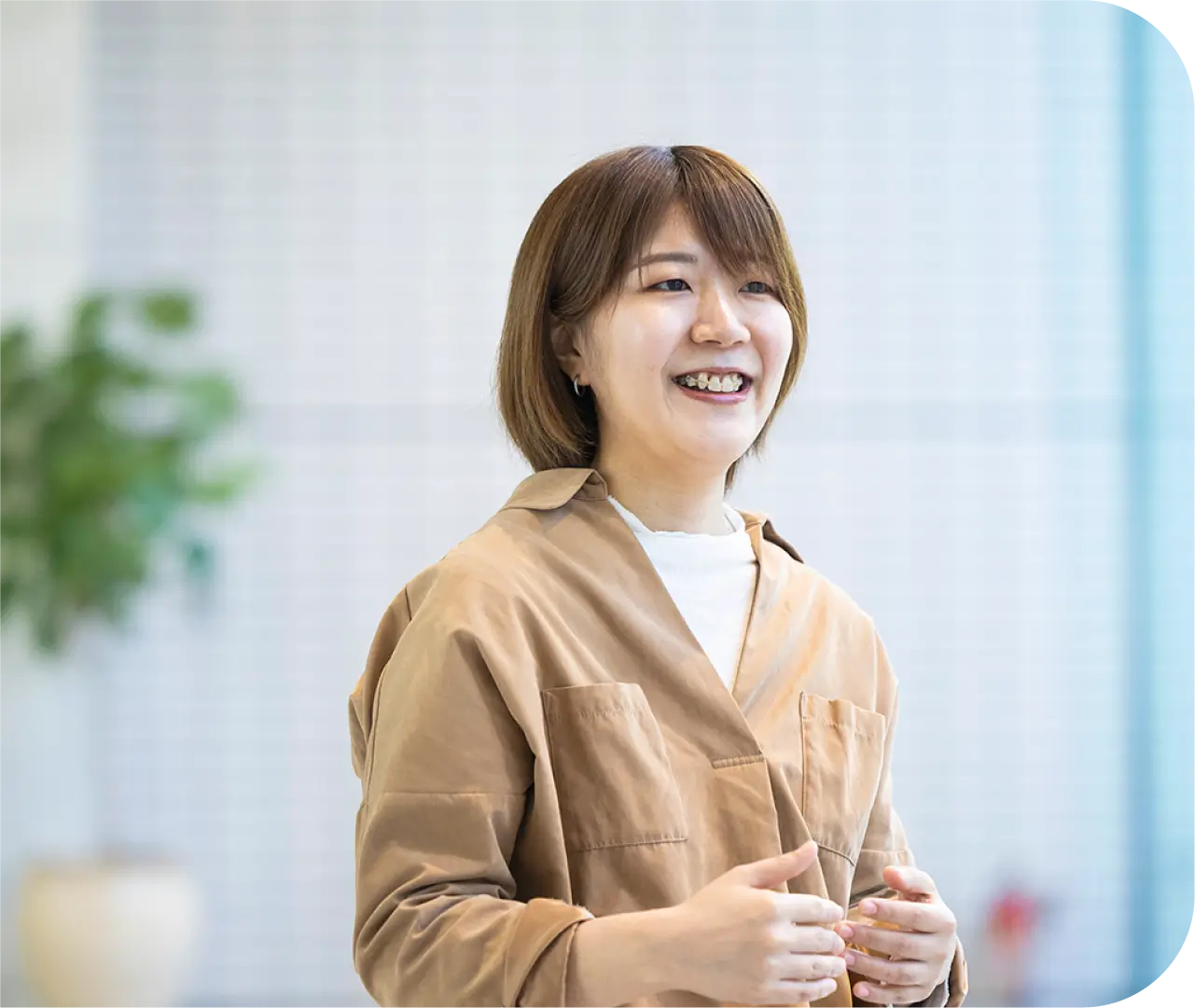 笑顔で仕事について語るS.H