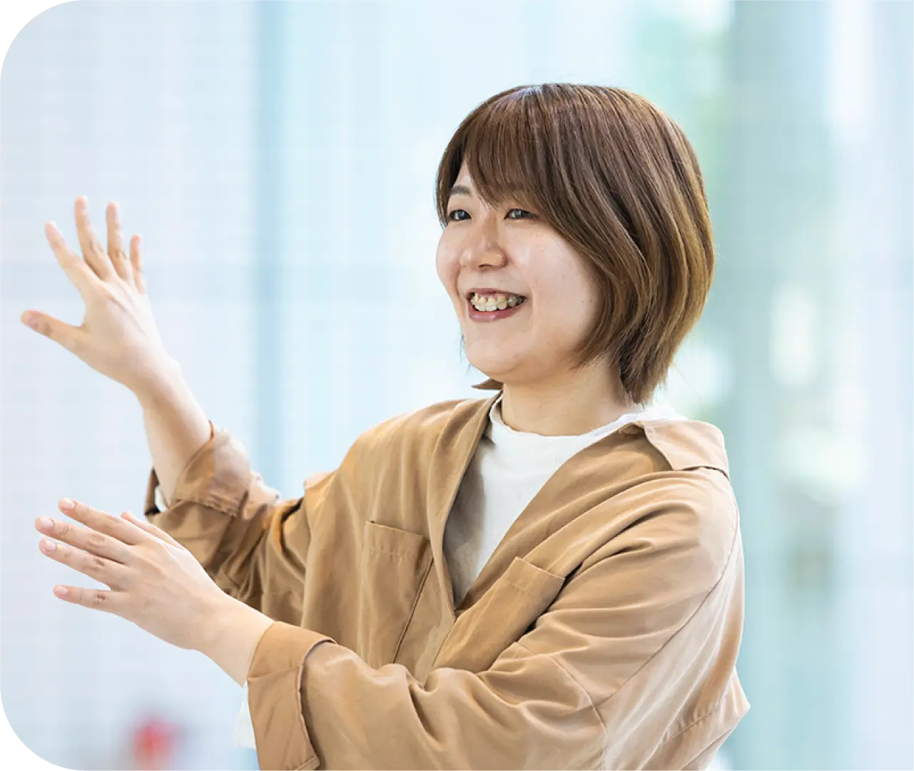 身振りを交えて楽しそうに話すS.H