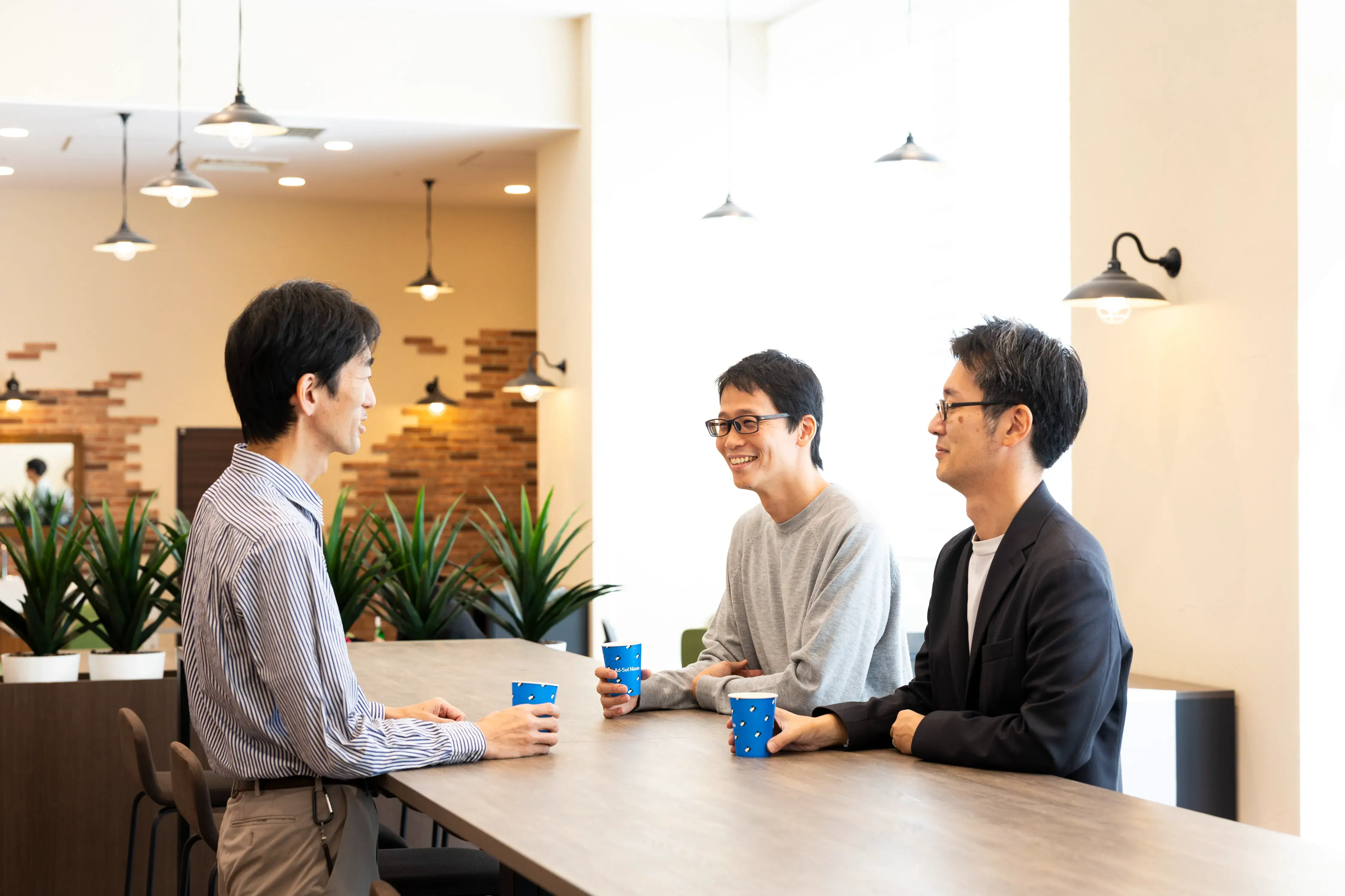 カフェスペースで談笑する社員たち