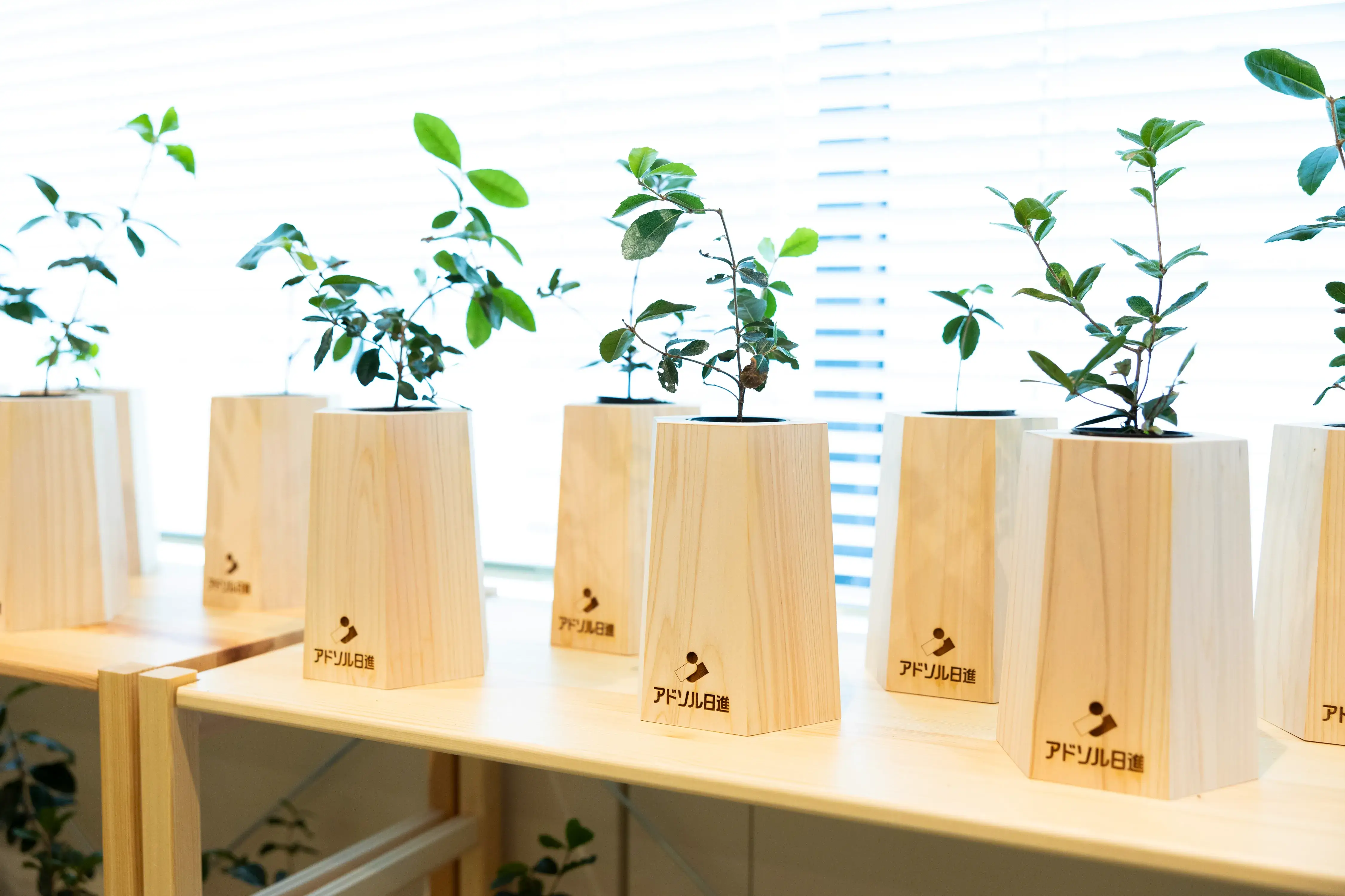 アドソル日進のロゴ入り木製プランター