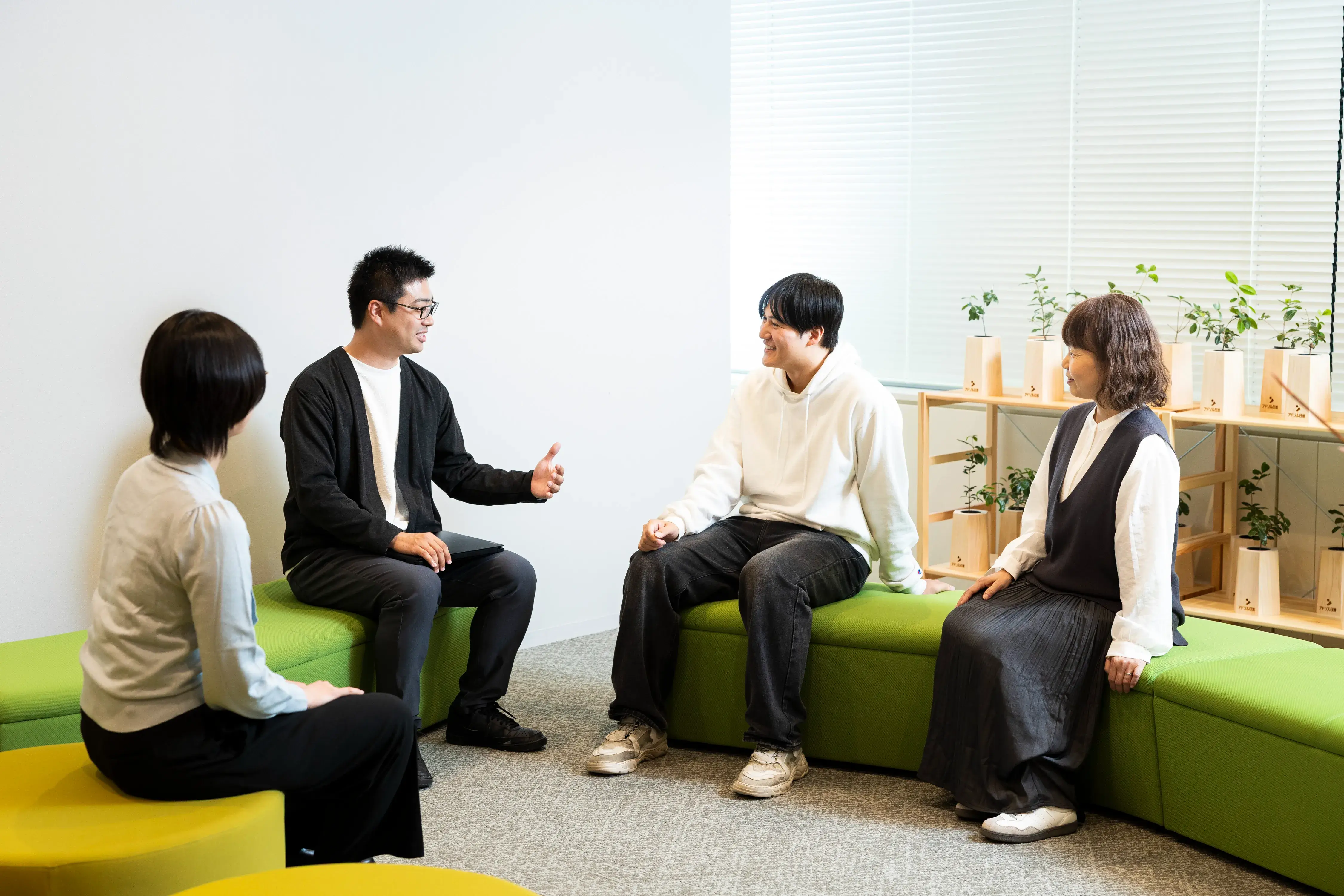 ラウンジのソファで会話する社員たち