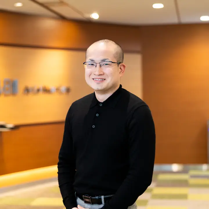 オフィスロビーで笑顔のT.Y