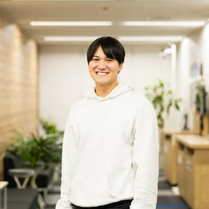 オフィスで笑顔のK.Y