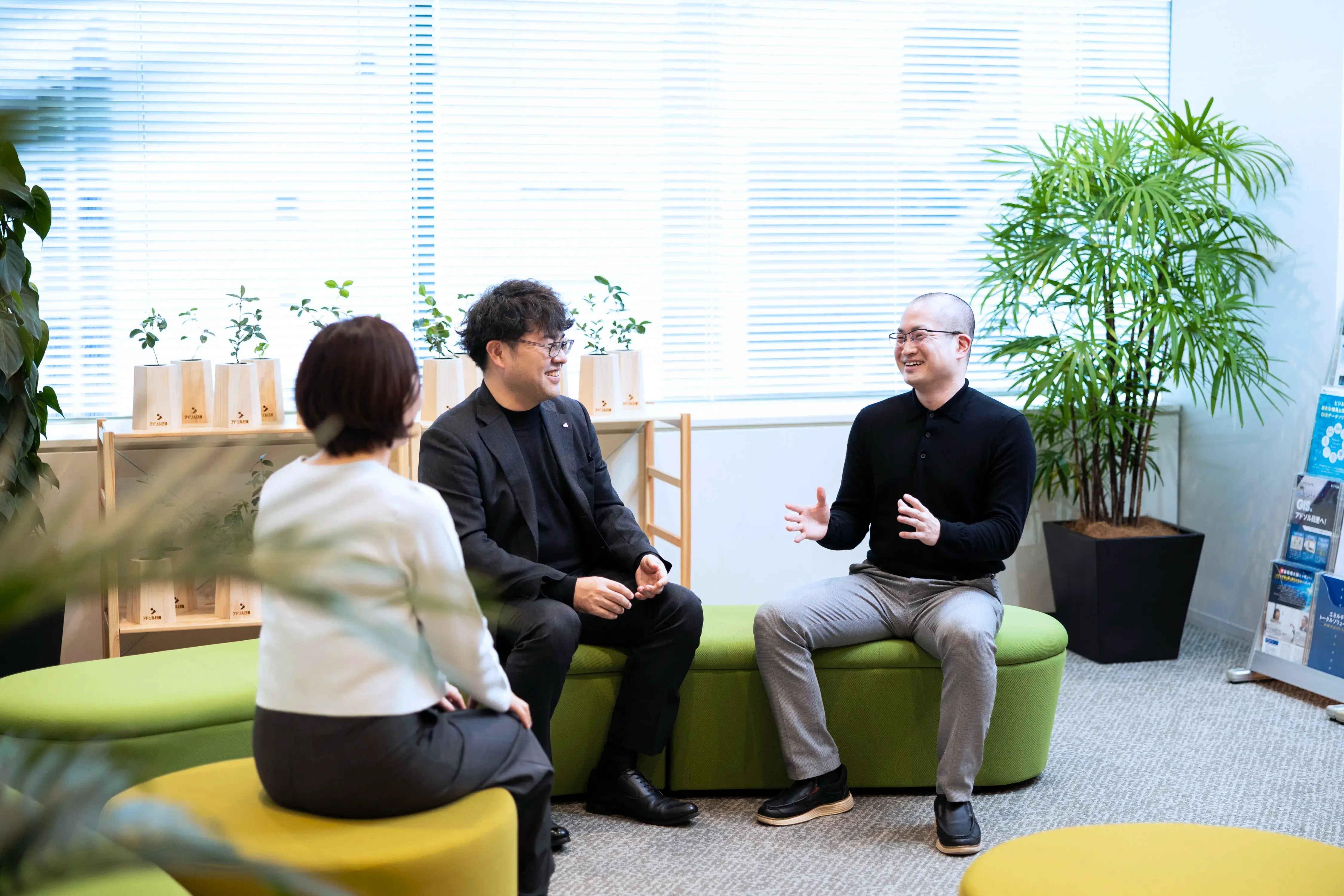 ラウンジで談笑する社員たち
