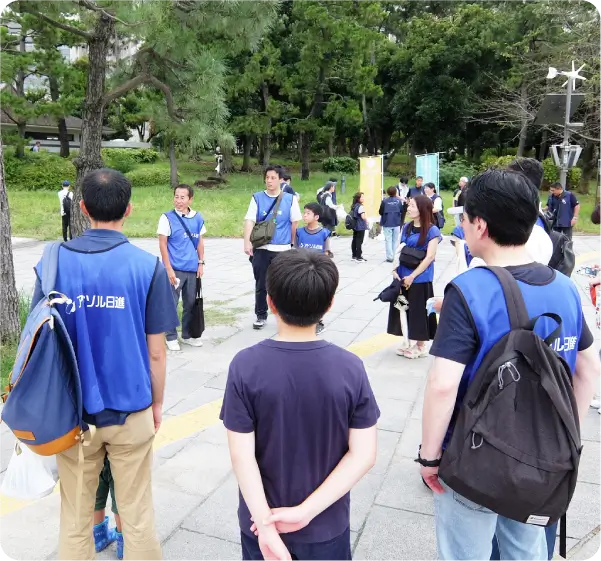 地域清掃活動に参加する社員たちの集合写真